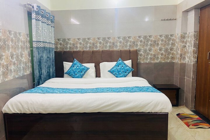 Room 4 of 12