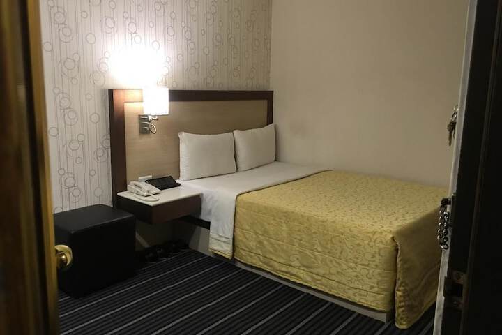 Room 4 of 33