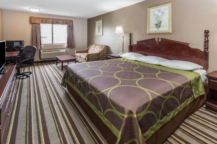 1 King Bed (2 of 9)