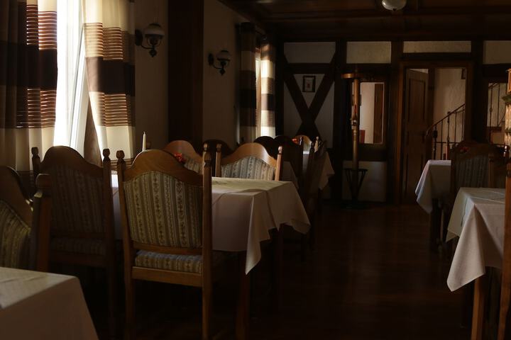 Dining 36 of 42