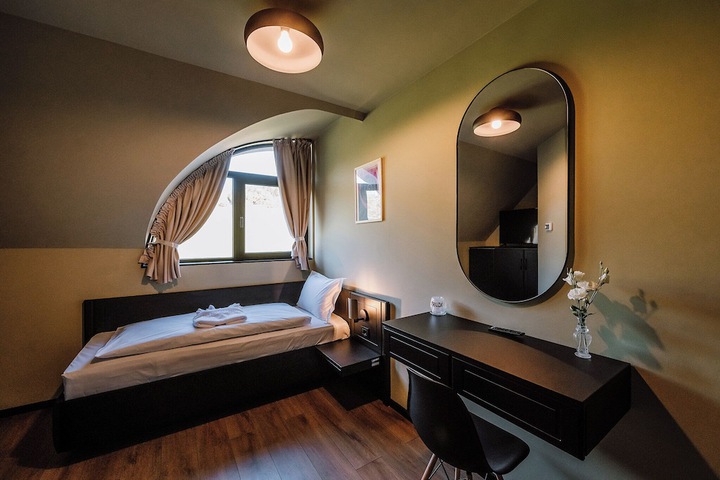 Room 13 of 37