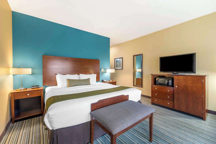 1 King Bed Microwave and Refrigerator 39 Inch Led Television High Speed Internet Full Breakfast (8 of 20)