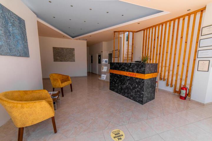 Lounge 8 of 21
