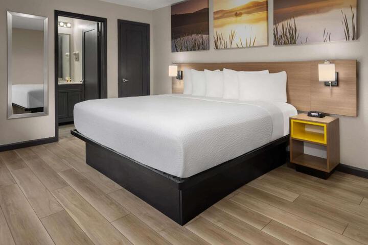 1 King Bed (5 of 7)