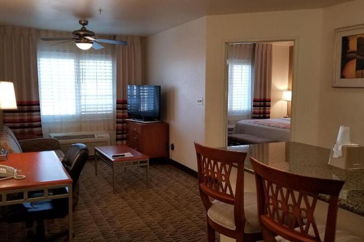 1 King Bed Mobility Hearing Impaired Accesible Studio Suite (4 of 17)