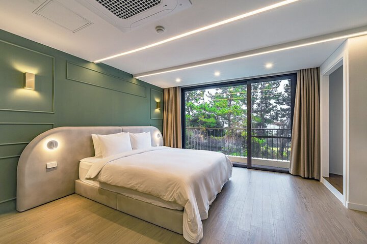Room 42 of 144