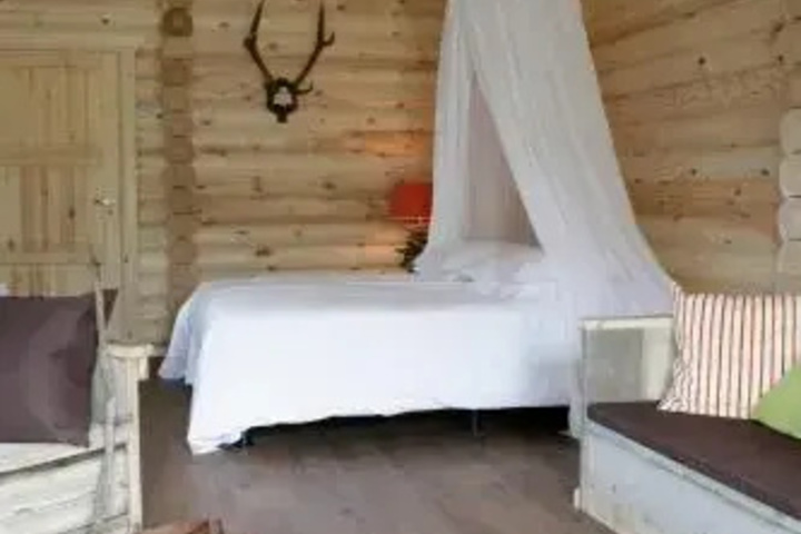 Room 2 of 10