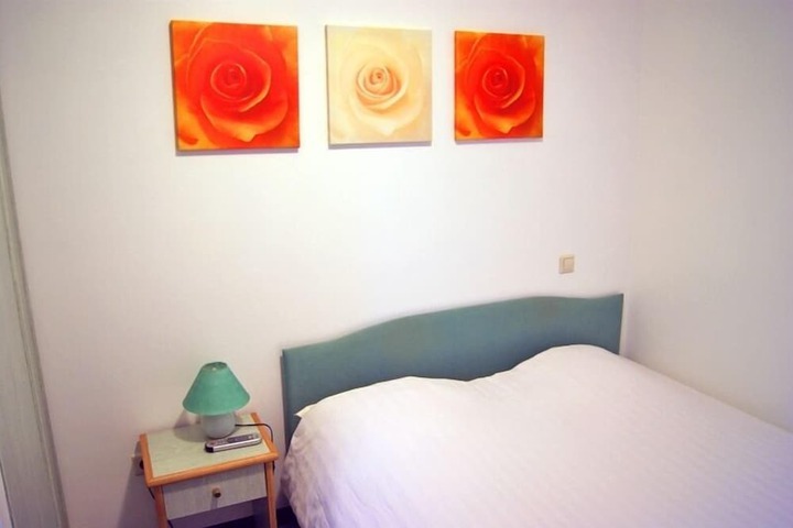 Room 9 of 33