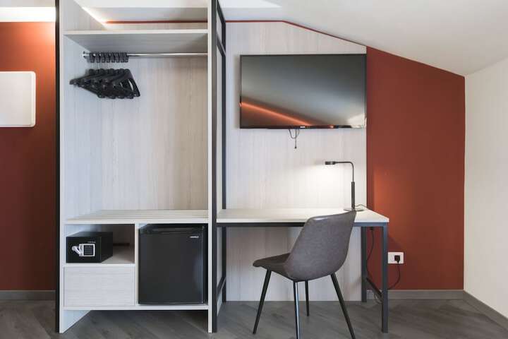 Room 25 of 47