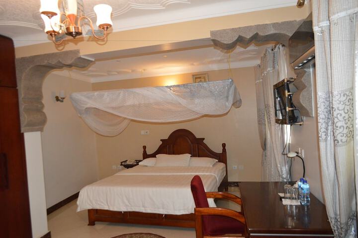 Room 6 of 80