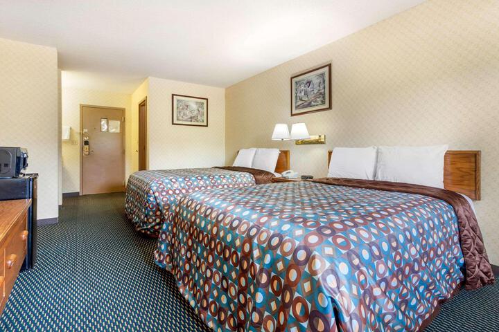 2 Queen Beds (6 of 10)