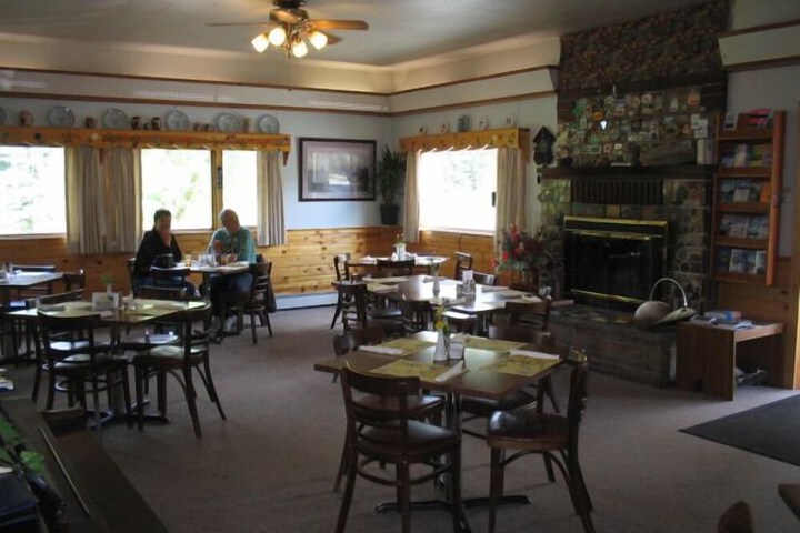 Dining 13 of 32