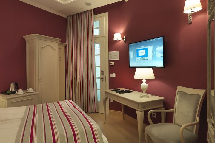 Room 34 of 62