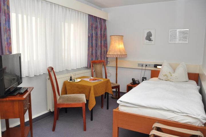 Room 13 of 38