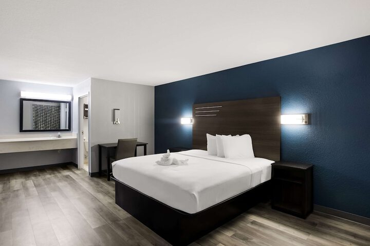 1 King Bed (3 of 6)