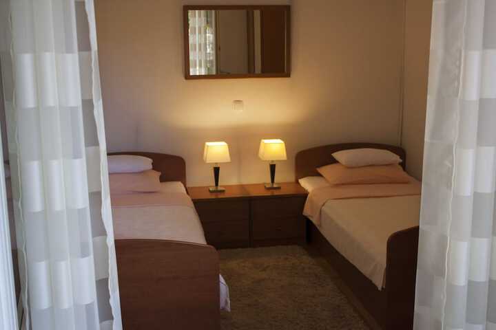 Room 5 of 102