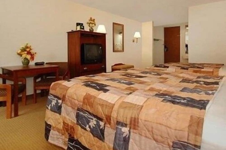 1 Queen Bed (8 of 17)