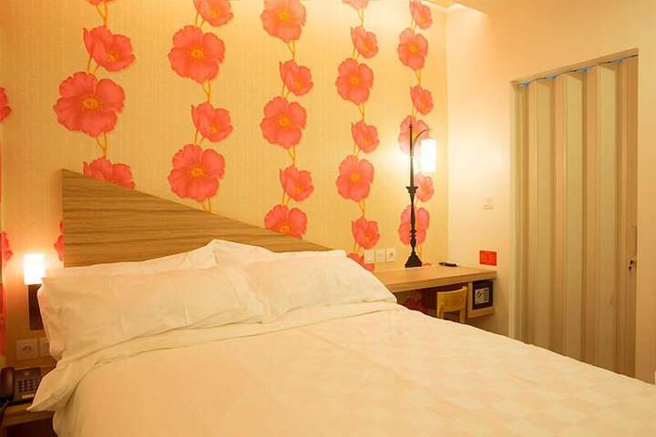 Room 9 of 33