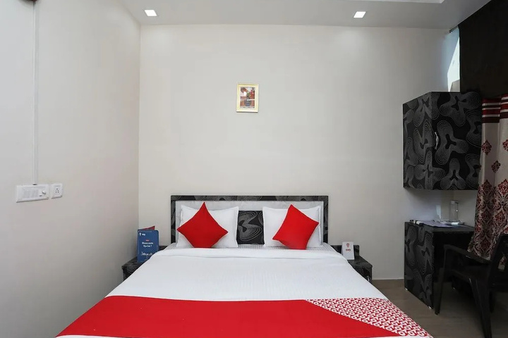 Room 5 of 12
