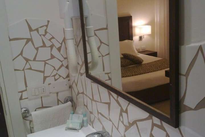 Room 26 of 42
