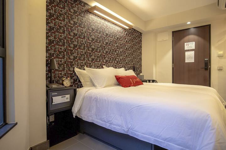 Room 10 of 30