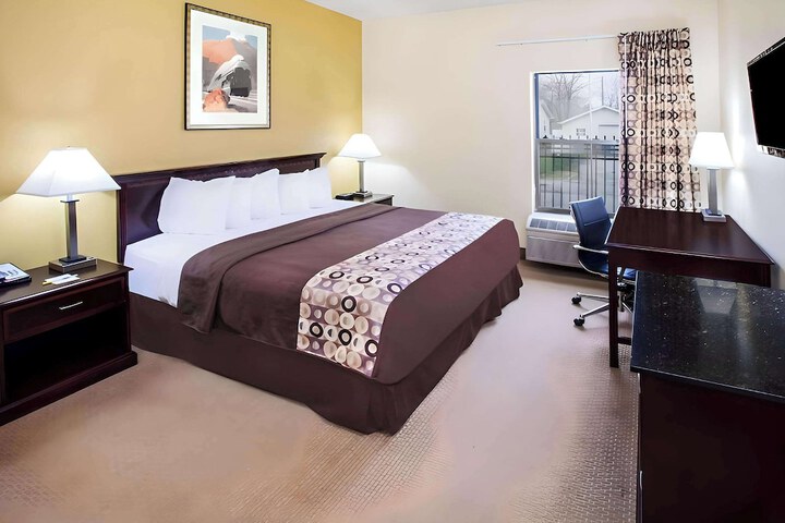1 King Bed (2 of 2)