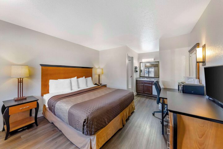 1 King Bed (6 of 6)