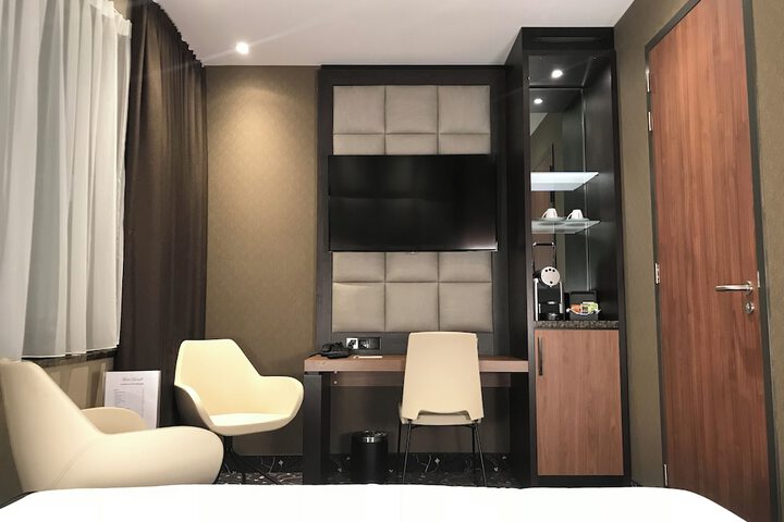 Room 17 of 39