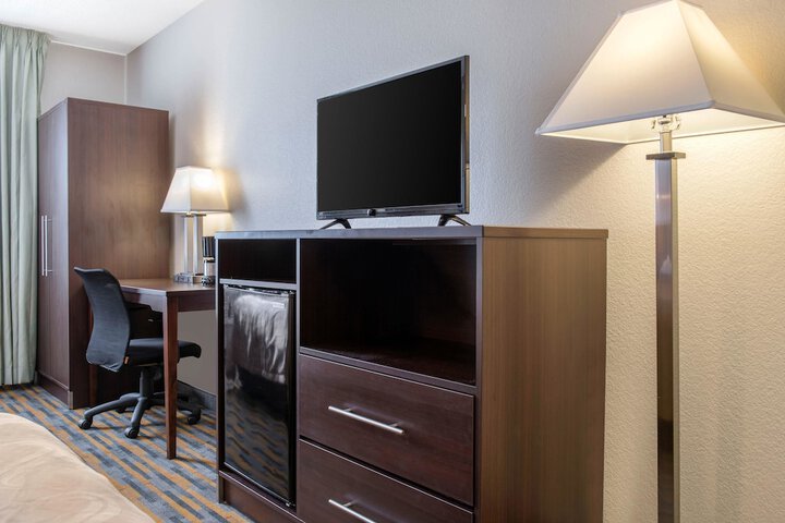 1 Queen Bed (10 of 13)