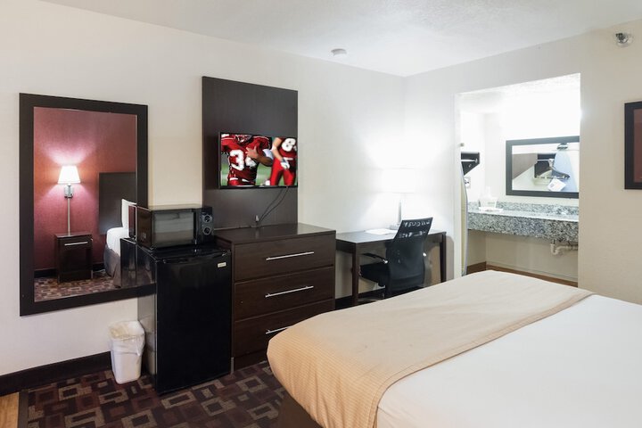 ADA Accessible Deluxe Queen Bed (3 of 4)