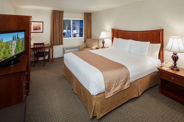 Executive King Bed (3 of 5)