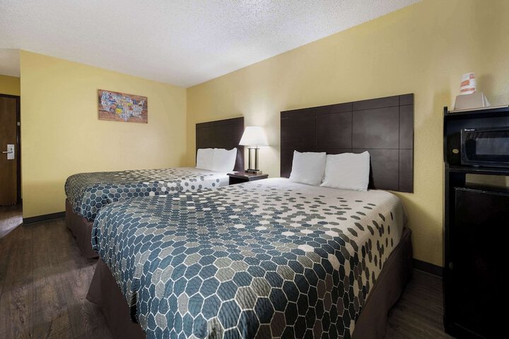 1 Queen Bed (2 of 26)