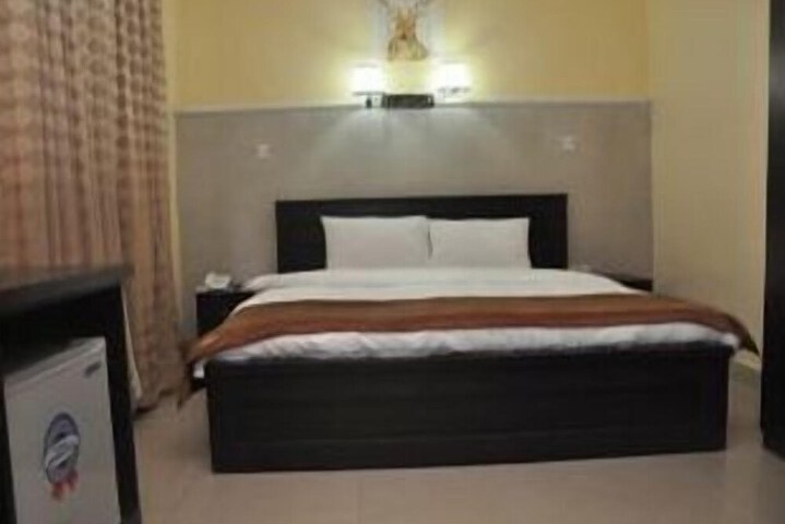 Room 11 of 25