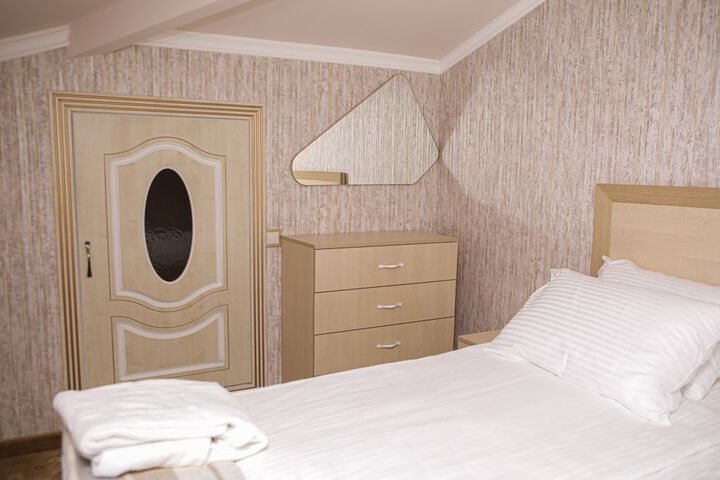 Room 6 of 42