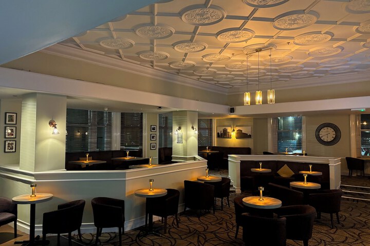 Lounge 44 of 65