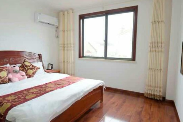 Room 5 of 16