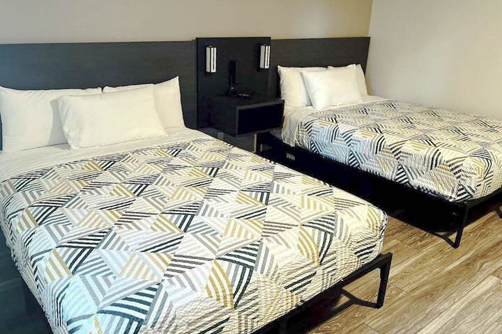 1 Queen Bed (15 of 16)