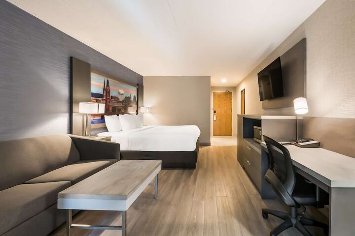 Accessible 1 Queen Accessible Roll in Shower Sofa Bed Refrigerator WiFi Full Breakfast (4 of 16)