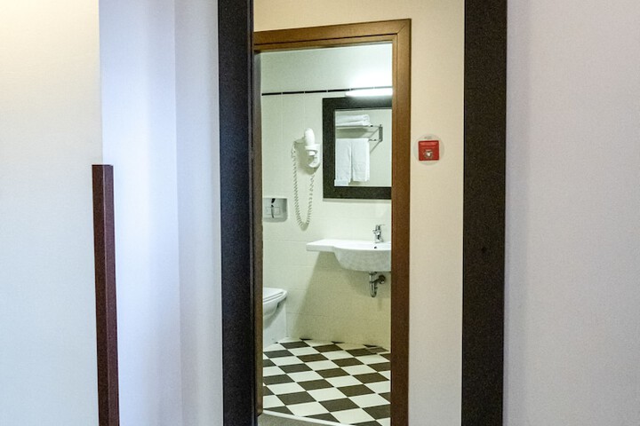 Room 66 of 102