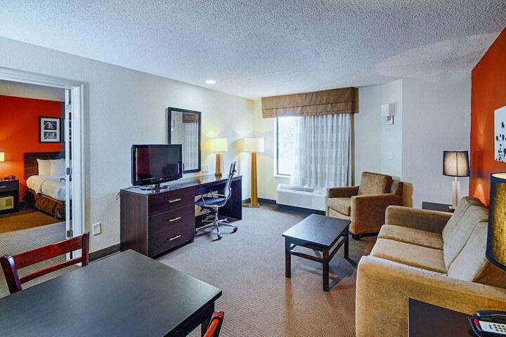 1 King Bed (6 of 7)
