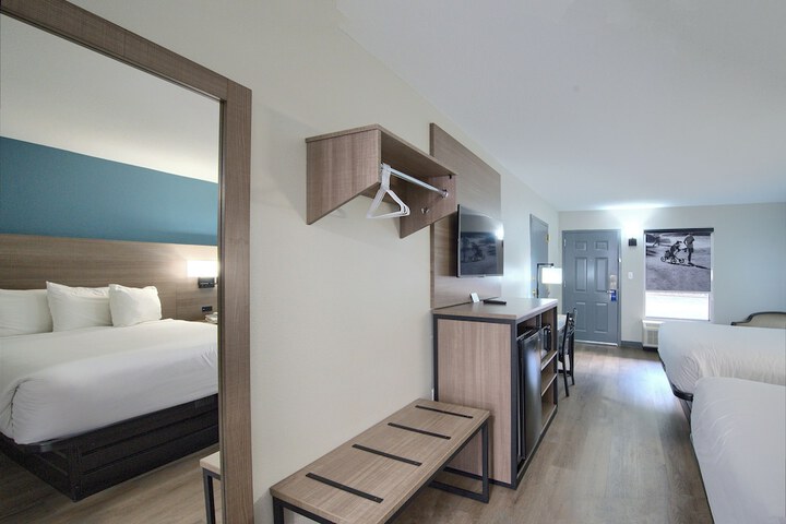 Room 7 of 77