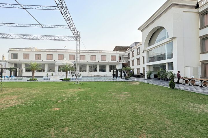 Hotel Exterior 25 of 28