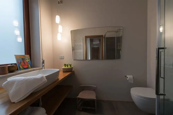 Room 5 of 10