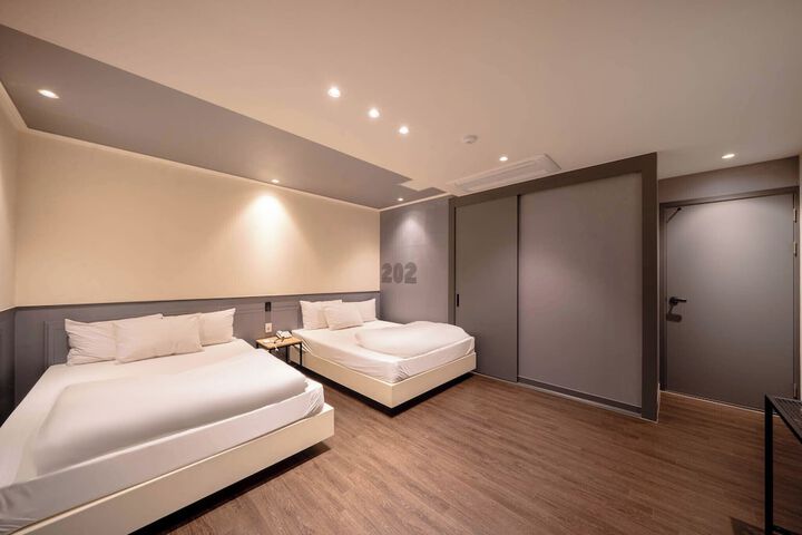 Room 8 of 19