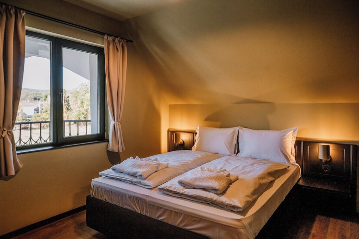 Room 6 of 37