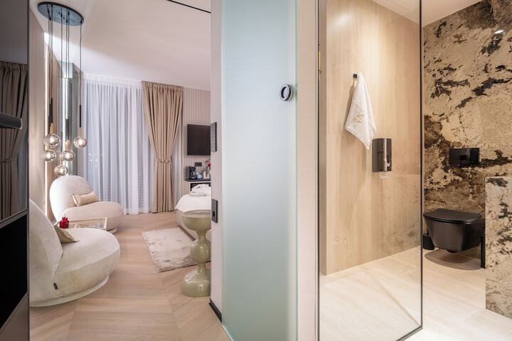 Room 32 of 45