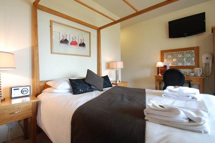 Room 8 of 28