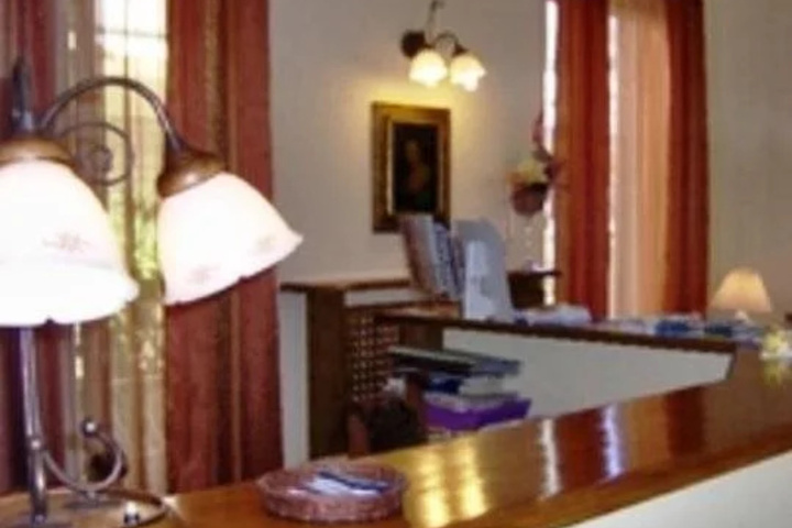 Room 4 of 9
