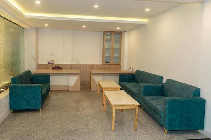 Room 5 of 8
