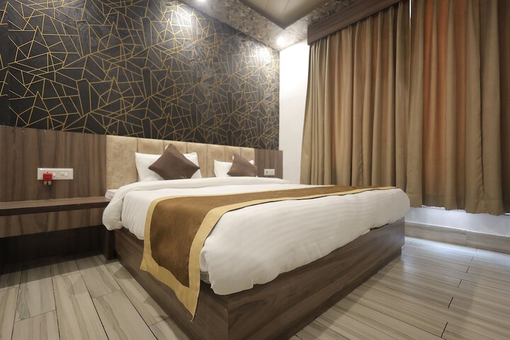 Room 6 of 13